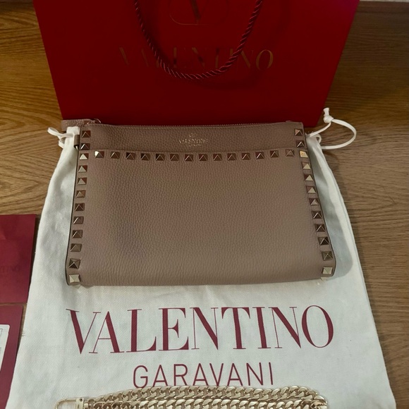 VALENTINO GARAVANI Pebbled Calfskin Rockstud Flat Pouch Poudre- Preloved w/COA - Picture 8 of 11